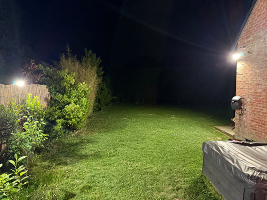 🌞 Éclairez vos extérieurs avec puissance et élégance : découvrez les projecteurs solaires ModoFamily 8W, 16W et 25W